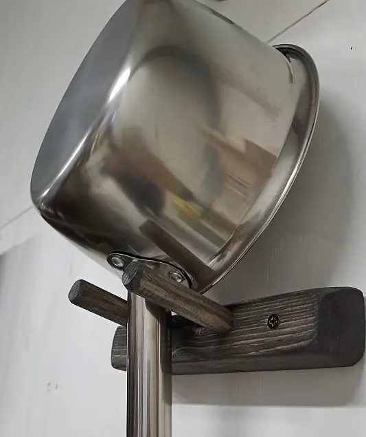 Saunakauha telineessä