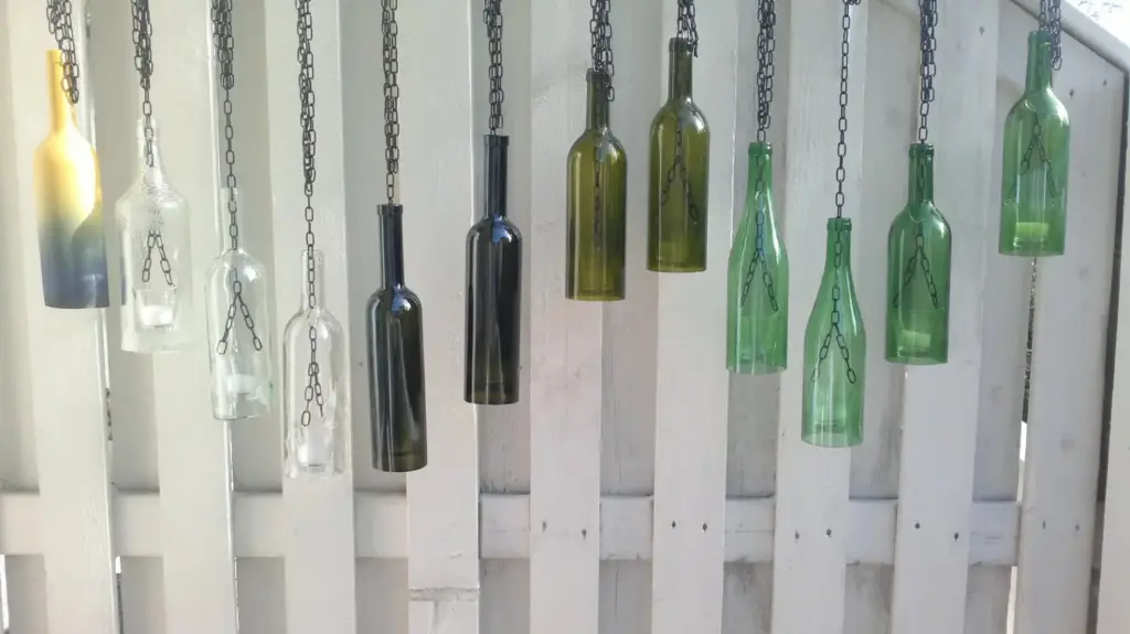 Eriväriset tuikkupullot rivissä