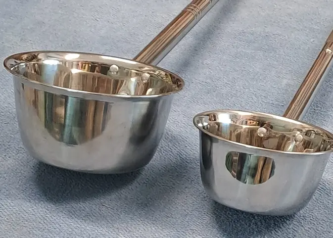 pitkä löylykauha kahdella eri kokoisella kuupalla