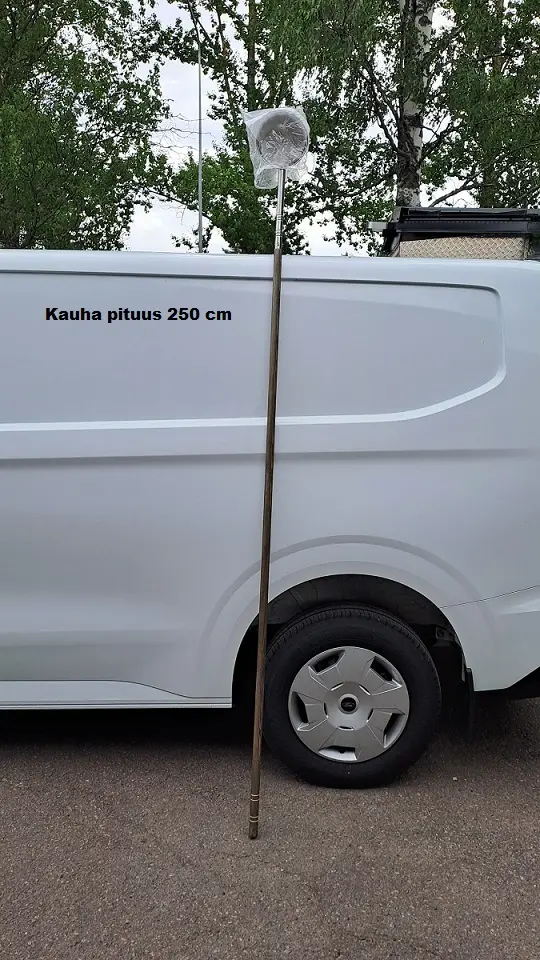 Kuva 250cm pitkästä löylykauhasta autoa vasten